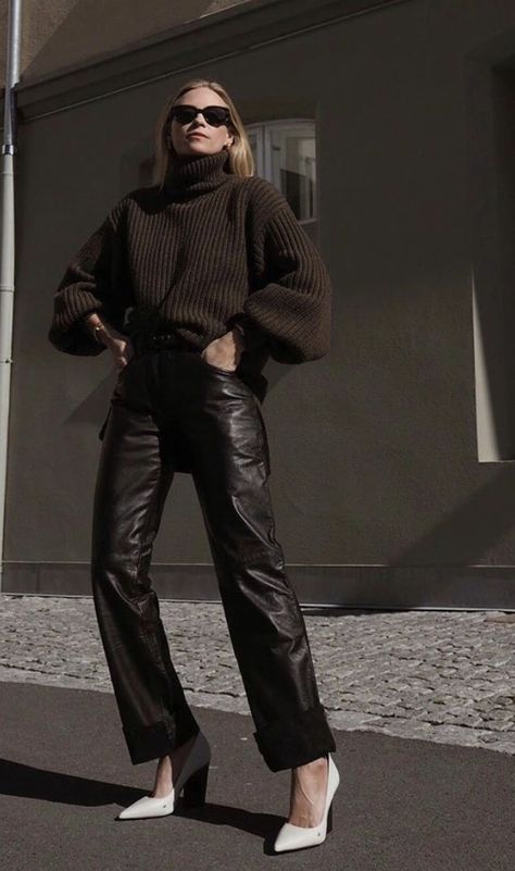 Marine Leather Pants Outfit, Leder Pants Outfits, Europe Autumn, Leather Trousers Outfit, Leather Pants Outfits, Ripped Jeans Style, Leather Pants Outfit, 2022 Style, Pants Outfits