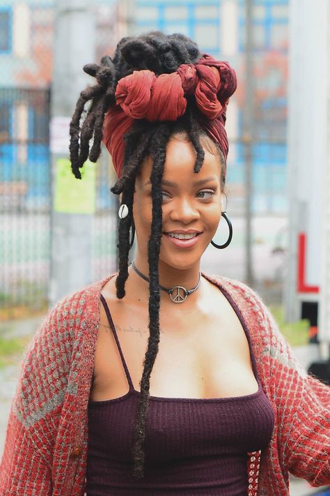 Rihanna Faux Locs, Hairstyles 90s, Faux Locs Styles, Hair 90s, Grey Hairstyles, Headwrap Hairstyles, 60 Hair, Rihanna Hairstyles, Hairstyles Prom