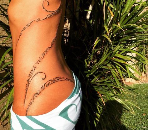 Maori Tattoo Frau, Tahitian Tattoo, Samoan Tattoos, Polynesian Tattoos Women, Waist Tattoos, Samoan Tattoo, Inspiration Tattoos, Spine Tattoos For Women, Tattoos For Black Skin