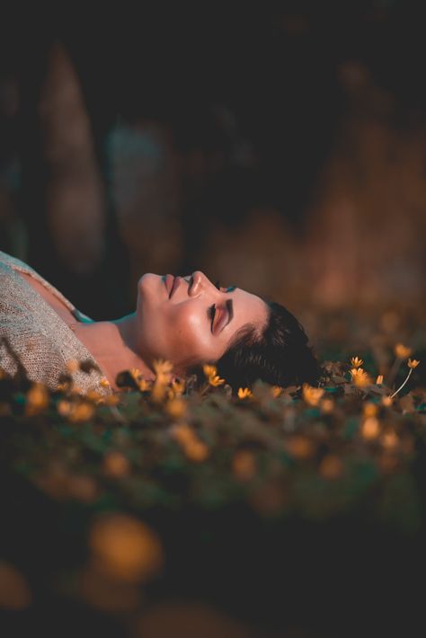 Sleep Pictures, Outdoor Portrait Photography, Nature Photoshoot, Yoga Nidra, Outdoor Portraits, Shooting Photo, Trik Fotografi, Photo Couple, On The Ground