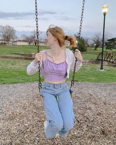 Girl on a swing in a park looking to the side laughing One Person Poses Photography, Swinging Reference, Carissa Aesthetic, Park Photoshoot Ideas Instagram, Swinging Aesthetic, Swing Photoshoot Ideas, Swinging Pose, Playground Shoot, Swing Poses