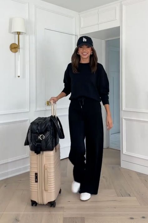 26 Stylish Airport Outfits - The Black Women Edition! Chic, Comfortable, and Travel-Ready - London Kensington Guide Fashion For Travel For Women, Airport Ootd Casual, Casual Chic Airport Outfit, Airport Outfit All Black, Black Pants Airport Outfit, Celebrity Travel Outfits, Women’s Airport Outfit, Long Haul Flight Outfit Women, Airport Outfit For Summer