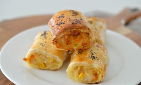 These freezer-friendly chicken, cheese and corn sausage rolls will make a great addition to your next birthday party table and are also a delicious snack the entire family will enjoy. Chicken Sausage Rolls, Sausage Pie, Chicken Mince, Sausage Rolls Recipe, Pie Maker, Chicken Recipes Video, Pies Maker, Mince Recipes, Pasta Primavera