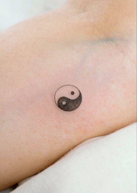 Yin And Yang Tattoo, Tony Country, Ying Yang Tattoo, Tattoo 2024, Yang Tattoo, Sticker Tattoo, Yin Yang Tattoos, Tattoo Trend, Cute Tiny Tattoos