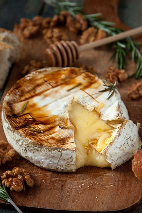 Baked Cheese Recipes, Savory Brie Recipes, Starters Recipes Dinner Party, Oven Baked Cheese, Baked Camembert Recipe, Mozzarella Bites, Baked Mozzarella, Cheese Ideas, Garlic Baked