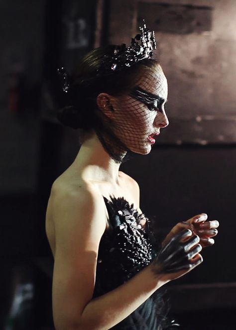 Black Swan Natalie Portman, Romeo I Julia, Nina Sayers, Black Swan Movie, Black Swan 2010, Black Swan Costume, Darren Aronofsky, Swan Queen, Halloween Costume Outfits