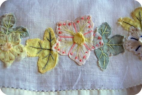 Handkerchief Quilts, Handkerchief Quilt, Vintage Applique, Textile Art Embroidery, Patch Aplique, Sewing Appliques, Hand Applique, 자수 디자인, Sewing Art