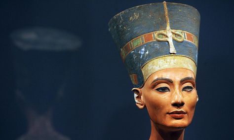 Author Michelle Moran brought the famous Egyptian queen to life in thebook Nefertiti - and is thrilled by what the possible discovery of hertomb could yield Queen Nefertiti Costume, Nefertiti Tomb, Nefertiti Costume, Nefertiti Dress, Nefertiti Art, Nefertiti Bust, Mummy Costume, Egyptian Queen Nefertiti, Egypt Fashion