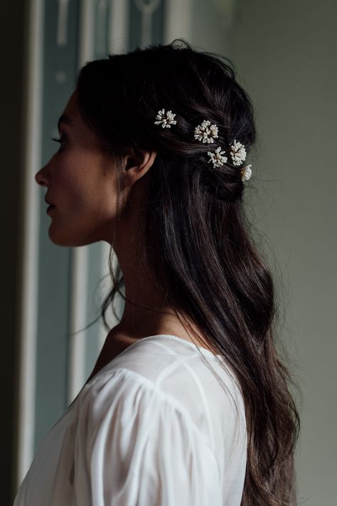 The Nona Hairpins are perfect for adding subtle detail to any hairstyle. Sold as a set of 5 or 7, these delicate ivory beaded flowers are inspired by Dandelion heads. Wired onto discreet hairpins. Eden b. Studio has been creating beautiful bridal accessories for over 7 years. New to Etsy. -Designed & handmade in our studio in the UK -Measurements: 2 large pins 3cm | 3 small pins 2.5cm -Made to order in 2-4 weeks (message us for rush orders) -Toho seed beads, Silver/Gold plated jewellery wire -Th Natural Flower Hair Wedding, Wedding Hairstyles For Fine Straight Hair, Hair Pins Wedding, Bridal Hairstyles Flowers, Wedding Hair Natural, Hippy Wedding Hair, Floral Wedding Hairstyles, Flower Hair Wedding, Wedding Flowers Hair