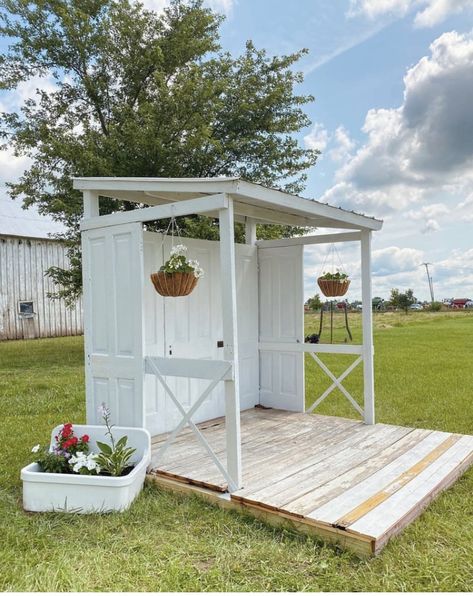 We built a farmstand | Hodgin Homestead Diy Farmstand Market Stands, How To Build A Farmstand, Simple Farm Stand Ideas, Diy Farmstand Ideas, Farmstand Diy, Farm Stand On Wheels, Farmstand Plans, Diy Farmstand, Honesty Stall