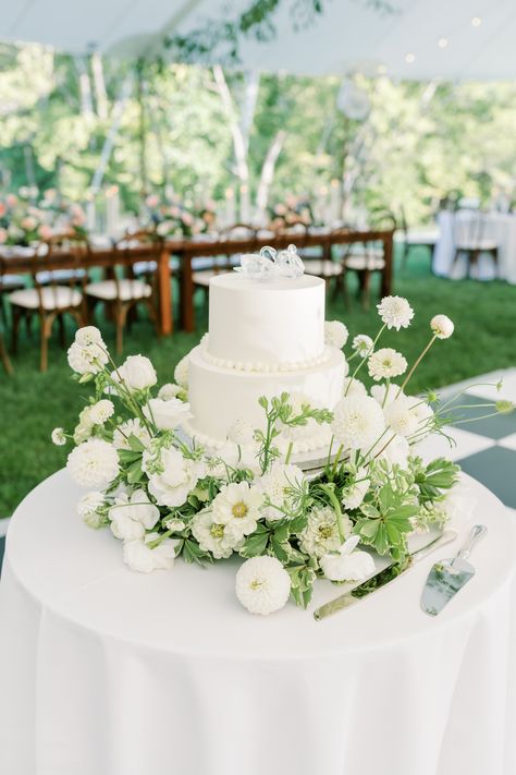 Green And White Garden Wedding, Formal Wedding Cake, Elegant White And Green Wedding Cake, English Garden Wedding Cake, Green Floral Wedding Cake, Simple White And Green Wedding Cake, Wedding Cake White And Green Flowers, Wedding Cake Table Decorations, Garden Wedding Cake