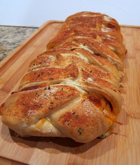 Baked Spaghetti in Garlic Bread Recipe Braided Spaghetti Bread, Spaghetti Bread, Diner Recept, Baked Spaghetti, Good Eat, Think Food, Cinnamon Roll, Garlic Bread, Main Dish Recipes