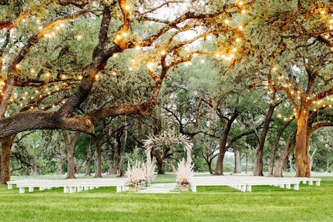 Wedding Venue Tips, Texas Hill Country Wedding Venues, Hill Country Wedding Venues, Texas Hill Country Wedding, Country Wedding Venues, Austin Wedding Venues, Hill Country Wedding, Wedding Reception Locations, Wedding Venues Texas