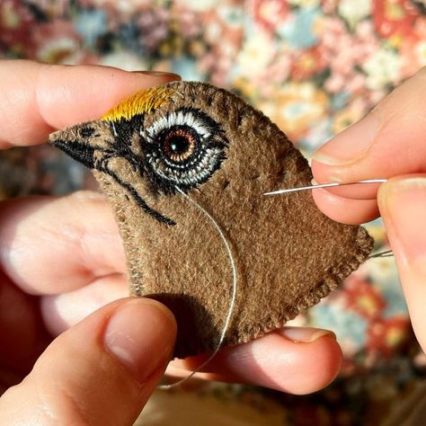 Real Birds, Embroider Ideas, Feather Embroidery, Needle Painting, Embroidered Portrait, Embroidery Brooch, Brooch Diy, Embroidered Bird, Basic Embroidery Stitches