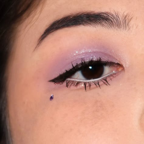 Lavender Makeup Aesthetic, Purple Simple Makeup, Natural Purple Makeup, Rapunzel Makeup Look, Lilac Makeup Look, Lavender Eye Makeup, Make Up Looks For Prom, Rapunzel Makeup, Lilac Makeup