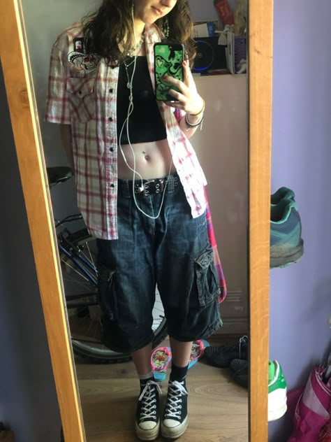 Baggy Shorts With Tights, Big Jorts Outfit Idea, Jorts Outfit Idea Alt, Mac Demarco Inspired Outfits, Grunge Outfits With Jorts, Skater Jorts Outfit, Alt Jorts Outfit, Masc Jorts Outfit, Grunge Outfit Shorts