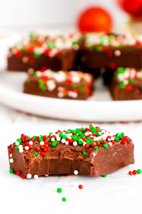 Fudge is a sweet chocolate Christmas treat. With this 3-ingredient Christmas Fudge recipe, you'll have an easy + quick holiday treat to try. 3 Ingredient Chocolate Fudge, Christmas Fudge Easy, Christmas Fudge Recipes, Quick Holiday Treats, Classic Chocolate Fudge, Easy Chocolate Fudge, Fudge Recipes Chocolate, Christmas Fudge, Christmas Sprinkles