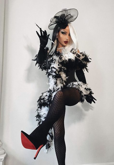 Cruella Deville Halloween, Cruella Deville Costume, Disney Villain Costumes, Costume Ideas For Duos, Cruella Costume, Looks Hippie, Halloween Villain, Black Halloween Costumes, Women Halloween Costume Ideas