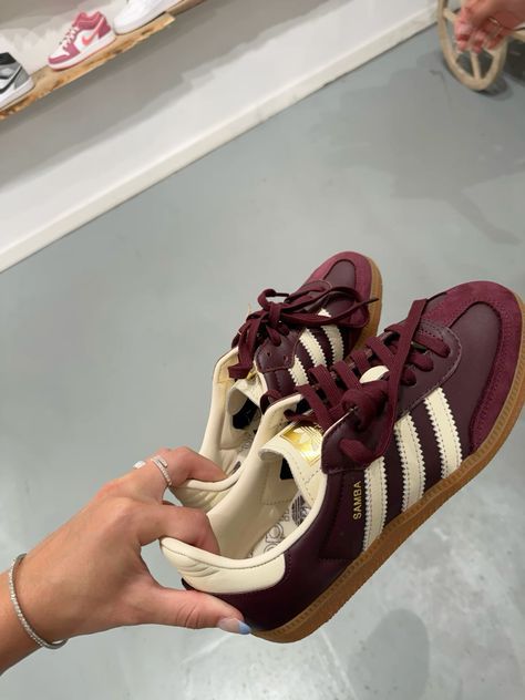 Fall Adidas Shoes, Adidas Samba Maroon, Sneakers Fall 2024, Autumn Shoes 2024, Shoes Trend 2024, Maroon Sambas, Maroon Adidas, Maroon Sneakers, Autumn Sneakers