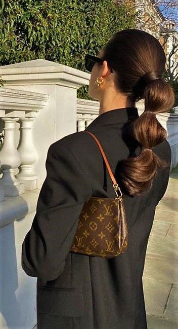 Louis Vuitton Bag Outfit, Louis Vuitton Outfit, European Street Style, Pochette Louis Vuitton, Purse Outfit, Lv Pochette, Aesthetic Bags, Chic Holiday, Louis Vuitton Purse