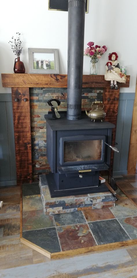 Cabin Wood Stove Hearth, Diy Woodstove Surrounds, Wood Stove Chimney Ideas, Wood Burning Stove Platform, Woodburning Stoves Freestanding, Mobile Home Wood Stove, Wood Stove Hearths, Wood Stove Living Room Ideas, Pellet Stoves Ideas