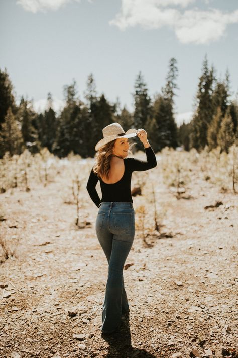 #photography #cowgirl #cowgirlstyle #model Boho Senior Pictures Outfits Country, 21st Western Photoshoot, Western Female Photoshoot, Cowgirl Boot Photoshoot, Country Poses Picture Ideas, Cowgirl Pictures Ideas, Western Field Photoshoot, Cowgirl Hat Photoshoot, Cowgirl Photoshoot Poses