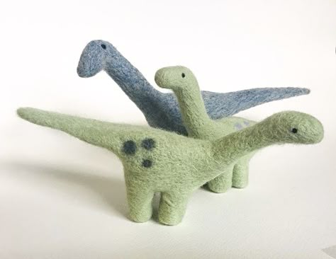 Needle Felted Dino, Felted Dinosaur, Needle Felted Dinosaur, Felt Dinosaur, Felt Craft Projects, Felting Diy, Needle Felting Ideas, Felted Toys, Needle Felting Diy