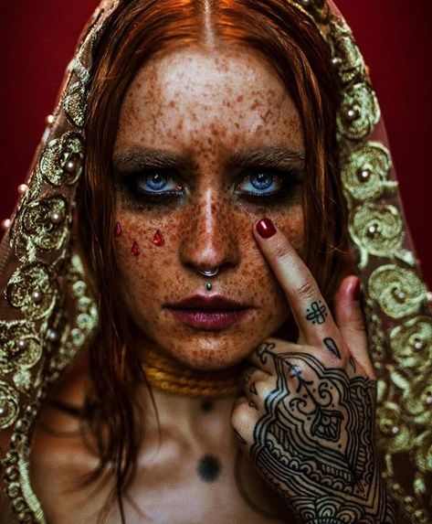 Polly Ellens (@pollyellens) • Instagram photos and videos Haris Nukem, Camo Wallpaper, Dark Beauty Photography, Fine Art Portrait Photography, Glamour Shots, Fine Art Portraits, Beauty Portrait, Abstract Photography, Dark Beauty