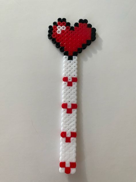 Fuse Beads Valentines, Valentine’s Day Perler Bead Ideas, Valentines Perler Bead Patterns, Valentines Perler Beads, Perler Bead Bookmarks, Melting Bead Ideas, Bead Bookmarks, Kandi Perler, Heart Bookmark