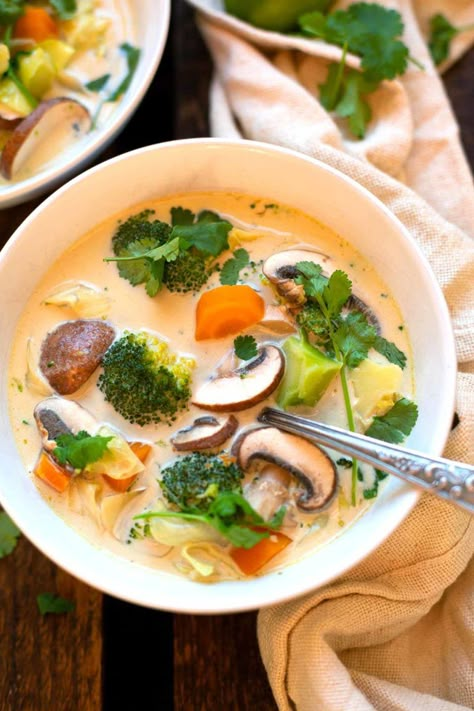 Thai-Kokos-Suppe mit Gemüse (nur 30 Minuten!) - Kochkarussell Law Carb, Plats Healthy, A Bowl, Veggie Recipes, Soul Food, Asian Recipes, Food Inspiration, Love Food, Soup Recipes