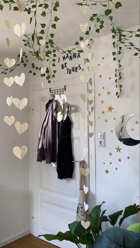 Flower Garland Room Decor, Cute Homemade Room Decor, Diy Wall Decor Aesthetic, Hanging Decorations From Ceiling, Aesthetic Door Decor, Door Decor Aesthetic, Door Decorations Bedroom, Moon Stars Aesthetic, Paper Decor Ideas