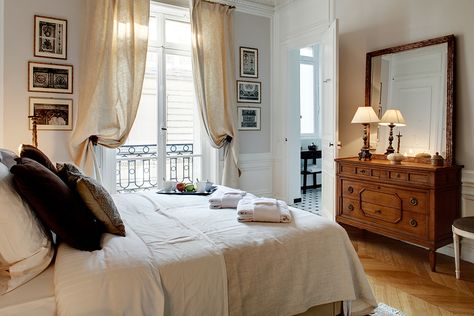 paris-rue-de-la-paix-luxury-rental-apartment-17 Feminine Room, Parisian Bedroom, Apartment Luxury, Paris Decor, Deco Studio, Apartment Bedroom Decor, Apartment Bedroom, Parisian Apartment, Decoration Inspiration