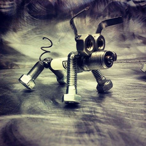 Spark Plug Puppy made by Custom Metal Creations by Kevin Dickey. Diy Welding Projects, Welding Projects Ideas, Cool Welding Projects, Welding Crafts, Recycled Metal Art, Welding Art Projects, Diy Welding, Metal Working Projects, Horseshoe Art