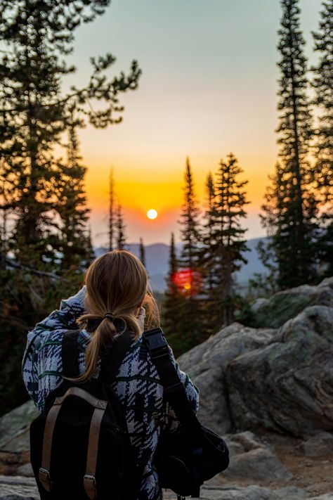 Mountain Girl, Hiking Pictures, Shotting Photo, Adventure Aesthetic, Morning Sunrise, Foto Poses, Skagen, Photo Instagram, The Sunset