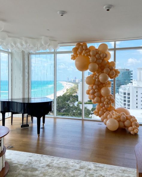 Partycus decoration🎈 on Instagram: “A night in this penthouse cost $51000😳😳😳 How do you like the view from the window ? #partycus #partytime #balloongarland…” Window Balloon Garland, Decor Balloons, Newborn Coming Home Outfit, Coming Home Outfit, Balloon Garland, The Window, The View, Penthouse, Night In