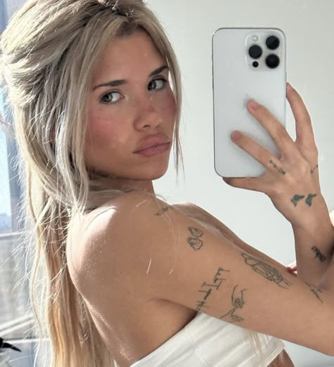 Needs Barrett Tattoos, Nessa Barrett Eyebrows, Nessa Inspired Tattoos, Nessa Barrett Tattoo Inspired, Nessa Barrett Inspired Tattoos, Nessa Barrett Tattoo Ideas, Blonde Hair And Tattoos, Blonde Tattoo Girl, Blonde Hair Tattoos