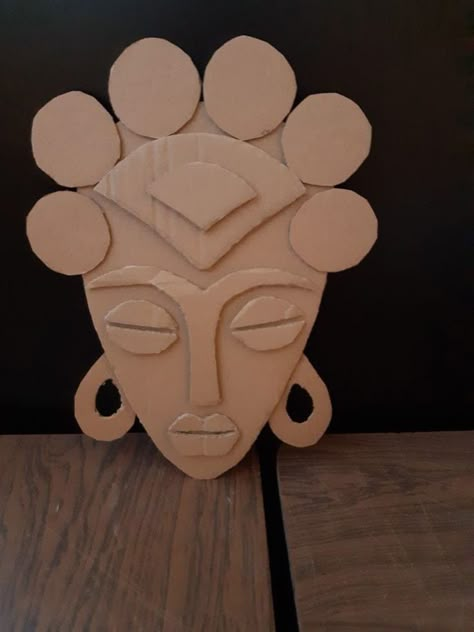 African Art Projects, Cardboard Mask, Shoe Lace Patterns Star, Cardboard Crafts Diy, Afrique Art, Afrikaanse Kunst, Cardboard Sculpture, Masks Crafts, African Art Paintings