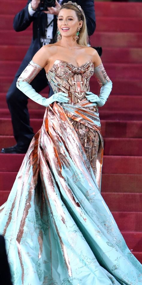 Blake's reversable gown was a tribute to the Statue of Liberty. Blake Lively Dress, Meet Gala, Blake Lively Met Gala, Met Gala Dresses, Carla Bruni, Anna Wintour, Costume Institute, Gala Dresses, Fashion Event