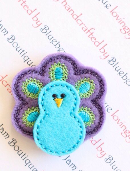 Easy Felt Crafts Free Pattern, Felt Peacock, Embroidered Felt, Felt Gifts, Felt Embroidery, Felt Jewelry, Wool Projects, Felt Birds, Felt Patterns