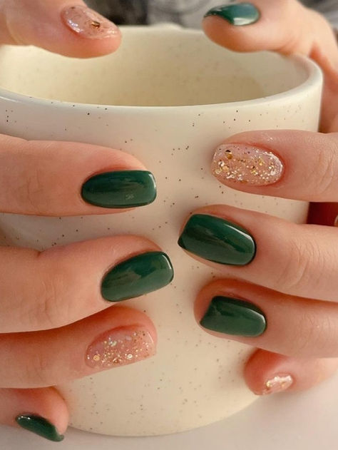 Korean winter nails: green and gold glitter Winter Nails Green Gold, Festive Green Nails, Fall Season Nails Green, Christmas Nails Multi Color, Green Manicure Short Nails, St Patricks Day Nails Gel Short, Fun Nails Winter, Holiday Nails Green And Gold, Nail Emerald Green