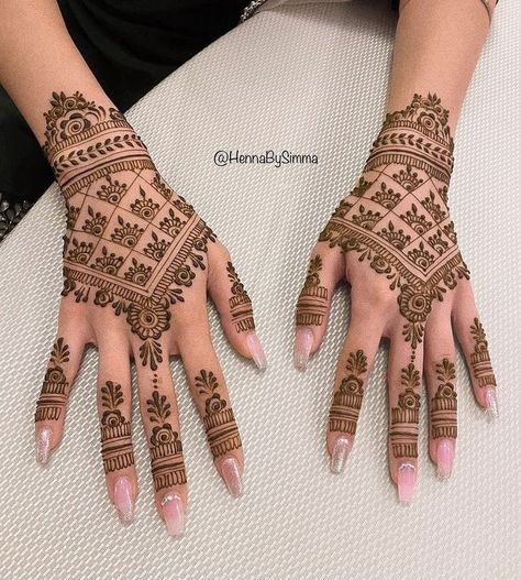 Simple Palm Design Henna, Mehendi Designs For Hands 2023, Simple Henna For Wedding, Punjabi Henna Designs, Henna Designs For Wedding Guest, Simple Indian Mehendi Designs, Simple Wedding Henna Designs, Fingers Mehendi Design, Mehndi Designs Inside Hand