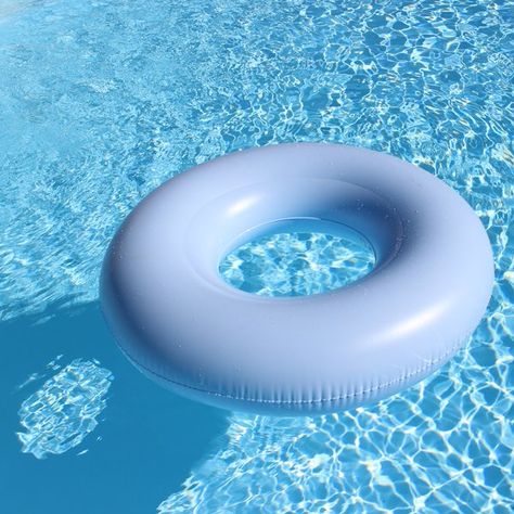 Craquez pour cette bouée de piscine au coloris pastels ! XXL, vous apprécierez le confort de cette bouée de piscine au large diamètre !  #bouée #bouéegonflable #gonflable #detente #extérieur #jardin #garden #tendance #original #fun #desjoyaux #pool #piscine #desjoyauxpool #desjoyauxpiscine #boutiquedesjoyaux Floaties Aesthetic, Pool Floaties Aesthetic, Korean Mansion, Cute Pool Floats, Duck Island, Pool Floaties, Life Aquatic, Pool Rooms, Summer Fun List