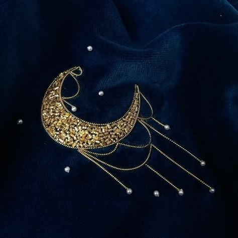 Metal Work Embroidery, Hand And Lock Embroidery, Embroidery Celestial, Starburst Embroidery, Art Deco Embroidery, Celestial Embroidery, Moon Embroidery, Goldwork Embroidery, French Embroidery