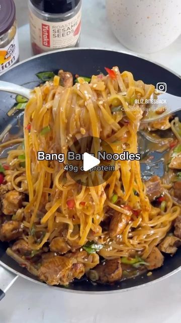 Tasty Tales Haven | Food Page on Instagram: "Spice up your weeknight with these 15-Minute Bang Bang Noodles! Quick, easy, and exploding with flavour, this dish brings the perfect balance of creamy, spicy, and savoury in every slurp. Ready in no time and guaranteed to satisfy those noodle cravings. 🥢🍜🔥✨

Recipe makes one portion.

You’ll need:

150g of cooked rice noodles
120g of chicken breast, raw
4 tbsp of light soy sauce
1/2 spring onion
Chili flakes
1/2 tbsp of sriracha or more if you want more of a kick 
1/2 a stock cube in half a cup of boiling water (so it’s dissolved)
Five spice 
Sesame seeds 

Method:
Slice your chicken into small pieces and add five spice and 1 tsp of light soy sauce.
Fry on low heat for 8-10 minutes until golden brown.
Cook the rice noodles for a couple of mi Bang Bang Noodles, Asian Chicken Noodle Bowl, One Pan Spicy Soy Noodles With Chicken, Soy Sauce Chicken Noodles, Spicy Asian Noodles With Chicken, Quick Chicken Ramen Noodle Stir Fry, Chinese Bowls, Chinese Noodles, Chinese Chicken