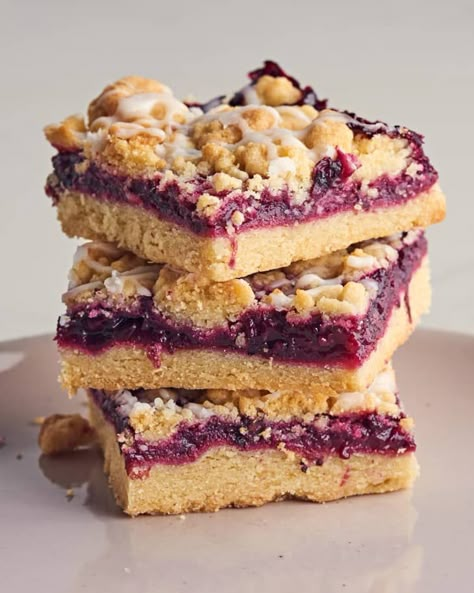 Easy Blueberry Crumble, Berry Bars, Blueberry Crumble Bars, Bbq Desserts, Crumb Bars, Blueberry Crumble, Crumble Bars, Easy Blueberry, Bars Recipe