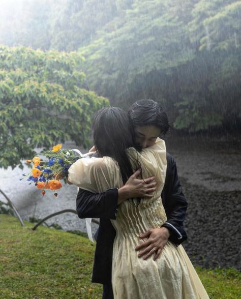 Couple In Rain, A Discovery Of Witches, Wedding Couple Poses Photography, Art Of Love, Summer Romance, Couples Vibe, Cute Couple Poses, Couple Aesthetic, In The Rain