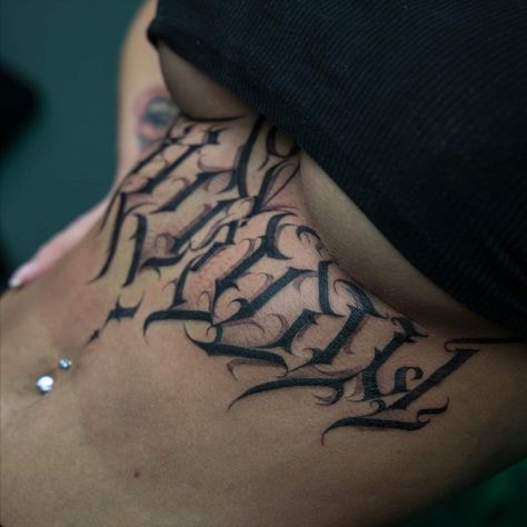 Chicana Stomach Tattoo, Stomach Tattoos Men Writing, Sternum Script Tattoo, Female Stomach Tattoos Writing, Stomach Name Tattoo, Old School Back Tattoo Woman, Stomach Script Tattoo Women, Mexican Stomach Tattoo, Under Stomach Tattoo