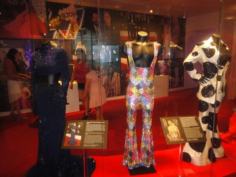 Shania Twain Outfits, Harry Styles Grammy, Taylor Swift Store, Museum Outfits, Harry Styles Taylor Swift, Light Up Dance Floor, Museum Outfit, Grammy Museum, Shania Twain