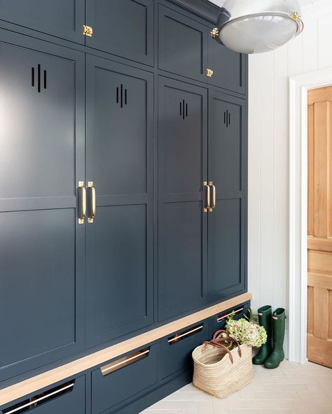 Armac Martin on Instagram: “In the @studiomcgee Home Mudroom Tour, Shea notes how this room has become a wonderful landing space in her family home. Living in Utah…” Studio Mcgee Bedroom, Mcgee Kitchen, Studio Mcgee Kitchen, The Mcgee Home, Armac Martin, Mcgee Home, Kitchen 2020, Mudroom Design, Sleek Storage