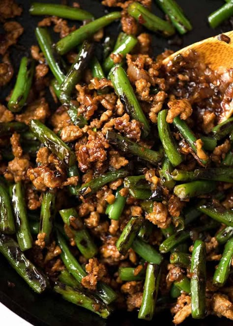 Close up of Pork Stir Fry with Green Beans in a black skillet, fresh off the stove Stir Fry With Green Beans, Pork And Green Beans, Shake Recipes Healthy, Stir Fry Green Beans, Stir Fry Greens, Ground Pork Recipes, Fried Green Beans, Chinese Cooking Wine, Asian Beef